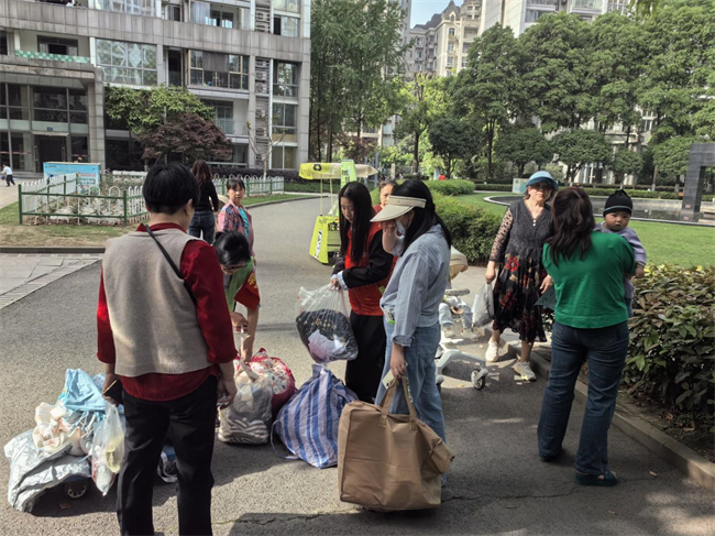 居民们积极参与可回收物兑换。天宫殿街道供图